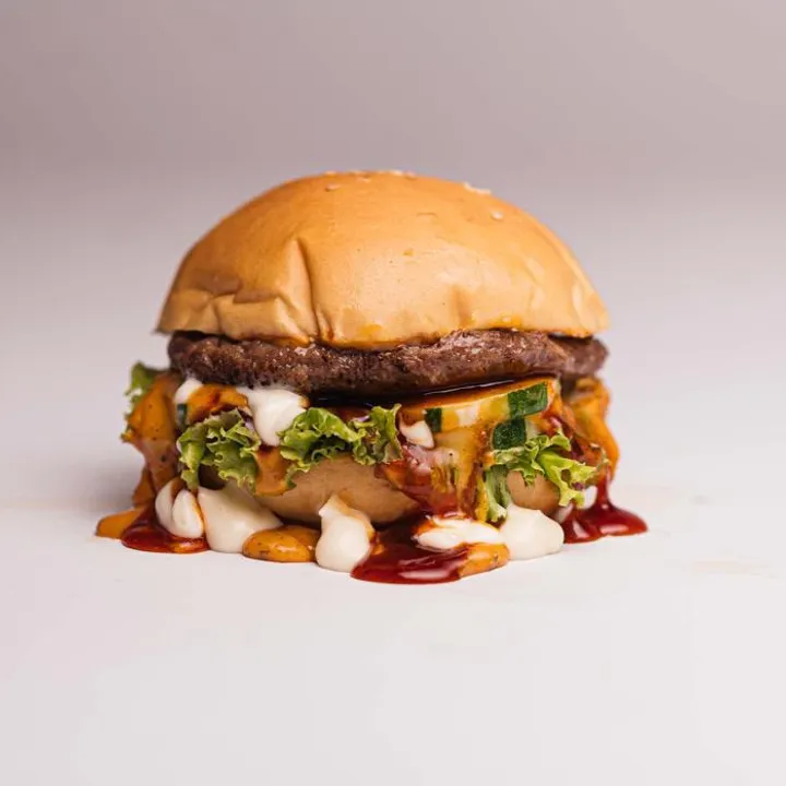Beef Burger Shizuka dengan saus melimpah